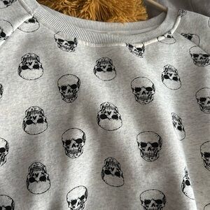 skull crew neck S